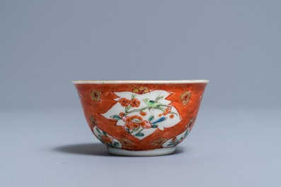 Une tasse et soucoupe en porcelaine de Chine famille rose, Yongzheng