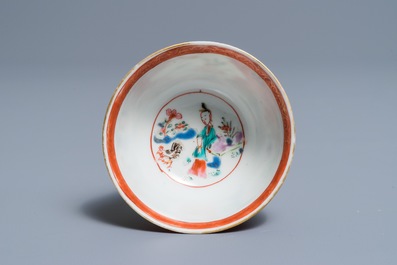 Une tasse et soucoupe en porcelaine de Chine famille rose, Yongzheng