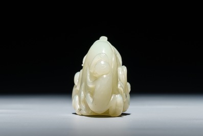 Een Chinese celadon jade groep van een perzik met twee apen, 19e eeuw