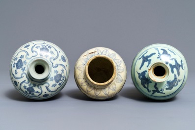 Drie Chinese blauw-witte vazen, Ming