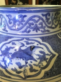 Un grand vase en porcelaine de Chine bleu et blanc &agrave; d&eacute;cor d'immortels, Wanli
