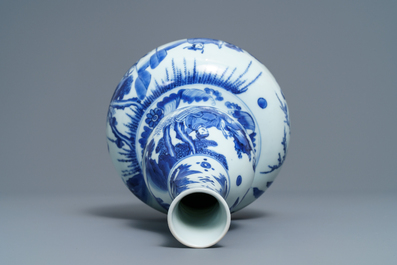 Un vase de forme double gourde en porcelaine de Chine bleu et blanc, &eacute;poque Transition