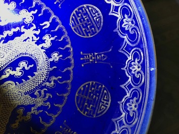 Une paire de plats en porcelaine de Chine &agrave; d&eacute;cor dor&eacute; de dragons sur fond bleu, marque et &eacute;poque de Guangxu