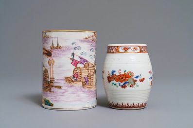 Twee Chinese famille rose kroezen met mandarijns en floraal decor, Qianlong