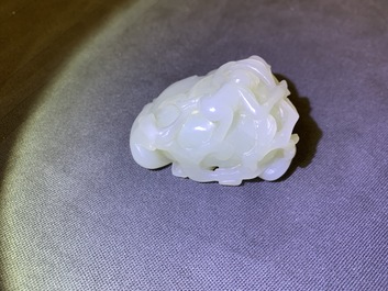 Een Chinese celadon jade groep van een perzik met twee apen, 19e eeuw