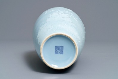 Een Chinese monochrome lavendelblauwe vaas met onderglazuur decor, Yongzheng merk, 19/20e eeuw