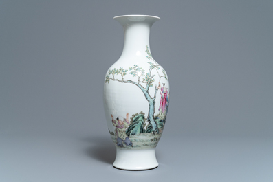 Un vase en porcelaine de Chine famille rose &agrave; d&eacute;cor de gar&ccedil;ons jouants, marque de Hongxian, R&eacute;publique