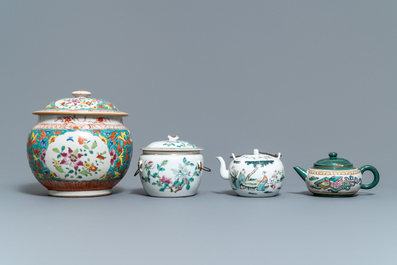 Een collectie Chinees famille rose porselein en een Yixing steengoed theepot, 18/19e eeuw