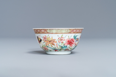 Une tasse et soucoupe en porcelaine de Chine famille rose &agrave; d&eacute;cor d'insectes, Yongzheng