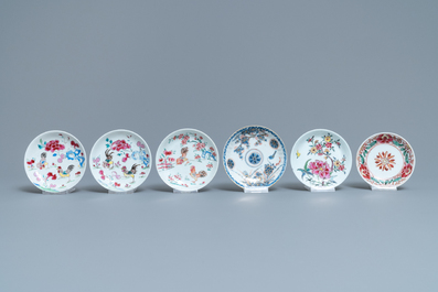 Zes Chinese famille rose en Imari-stijl koppen en schotels, Yongzheng/Qianlong