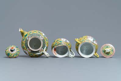 Een Chinees famille verte theeservies met gele fondkleur, 19e eeuw