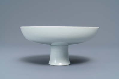 Een keizerlijke Chinese monochroom witte stem cup, Qianlong merk en periode