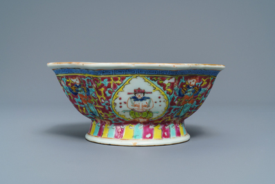 A Chinese Thai market Bencharong famille rose bowl, Yongzheng mark, 19/20th C.