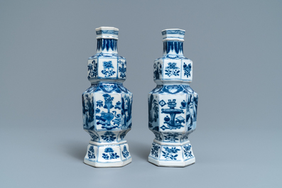 Une paire de vases en porcelaine de Chine bleu et blanc, Kangxi