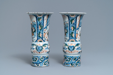 Une paire de vases en fa&iuml;ence de Delft polychrome &agrave; d&eacute;cor de chinoiserie, 18&egrave;me