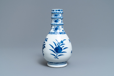 Een Chinese blauw-witte flesvormige vaas, Kangxi merk, 19e eeuw