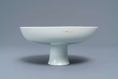 Een keizerlijke Chinese monochroom witte stem cup, Qianlong merk en periode