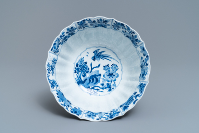 Un bol en porcelaine de Chine bleu et blanc &agrave; d&eacute;cor d'animaux mythiques, Kangxi
