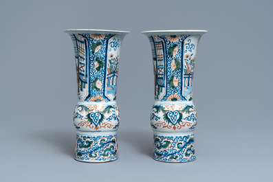 Une paire de vases en fa&iuml;ence de Delft polychrome &agrave; d&eacute;cor de chinoiserie, 18&egrave;me