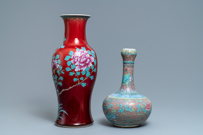 Deux vases en porcelaine de Chine monochrome sang de boeuf et flamb&eacute; &agrave; d&eacute;cor &eacute;maill&eacute;, 19&egrave;me