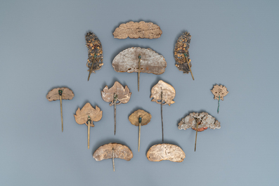 A Chinese kingfisher feather tiara and 13 hairpins, 19/20th C.