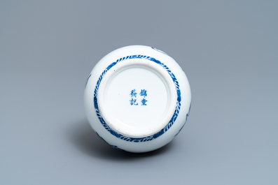 Een Chinese blauw-witte flesvormige vaas, Kangxi merk, 19e eeuw