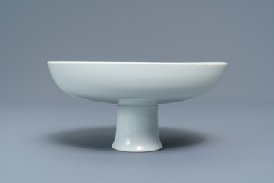 Een keizerlijke Chinese monochroom witte stem cup, Qianlong merk en periode