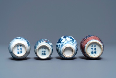 Quatre tabati&egrave;res en porcelaine de Chine bleu, blanc et rouge, 19/20&egrave;me