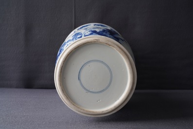 Un vase de forme yenyen en porcelaine de Chine bleu et blanc, Kangxi