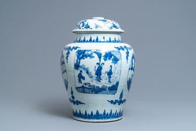 Un vase couvert en porcelaine de Chine bleu et blanc aux panneaux figuratives, &eacute;poque Transition