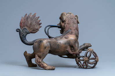 Une paire de grands mod&egrave;les de lions bouddhistes en bronze dor&eacute; et laqu&eacute;, Chine, 19&egrave;me