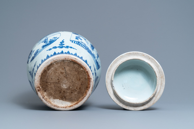 Een Chinese blauw-witte dekselvaas met figuren in cartouches, Transitie periode