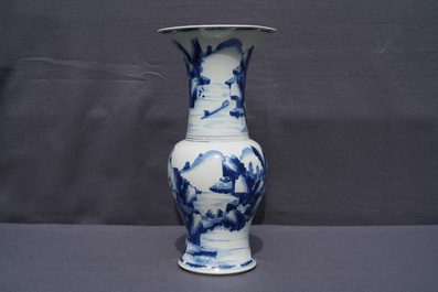 Een Chinese blauw-witte yenyen vaas met figuren in een landschap, Kangxi