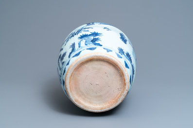 Un grand vase en porcelaine de Chine bleu et blanc, &eacute;poque Transition