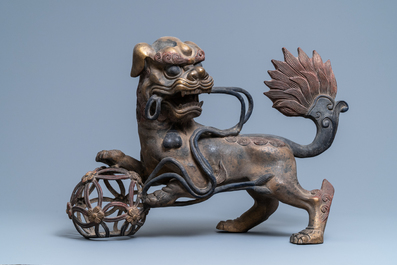 Une paire de grands mod&egrave;les de lions bouddhistes en bronze dor&eacute; et laqu&eacute;, Chine, 19&egrave;me