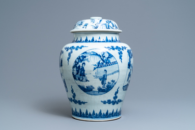 Un vase couvert en porcelaine de Chine bleu et blanc aux panneaux figuratives, &eacute;poque Transition