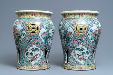 Une paire de tabourets ajour&eacute;s en porcelaine de Chine famille rose, 19&egrave;me