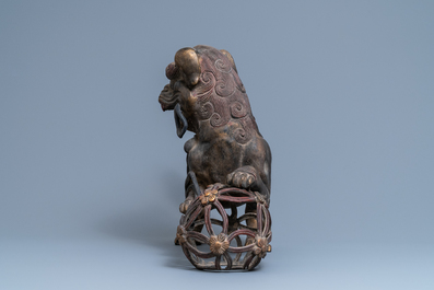 Une paire de grands mod&egrave;les de lions bouddhistes en bronze dor&eacute; et laqu&eacute;, Chine, 19&egrave;me