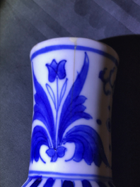 Een Chinese blauw-witte flesvormige vaas met figuratief decor rondom, Transitie periode