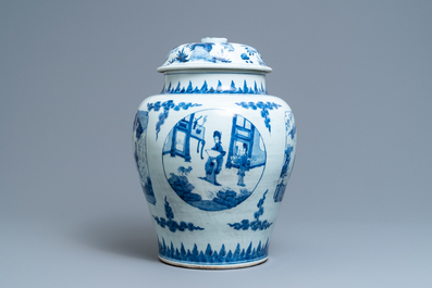 Een Chinese blauw-witte dekselvaas met figuren in cartouches, Transitie periode