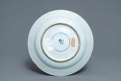 Un plat en porcelaine de Chine famille verte &agrave; d&eacute;cor de papillons et fleurs, Kangxi