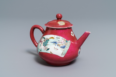 Une th&eacute;i&egrave;re, trois tasses et deux soucoupes en porcelaine de Chine &agrave; fond rouge rubis, Yongzheng