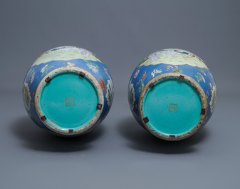 Une paire de grands vases en porcelaine de Chine famille rose &agrave; fond bleu, marque de Qianlong, 19&egrave;me