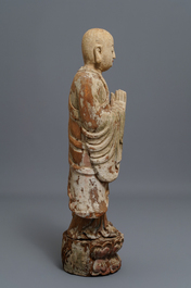 Een Chinese beschilderde houten figuur van een Boeddhistische monnik, 19e eeuw