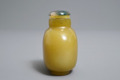 A Chinese yellow jade snuff bottle, 18th C.