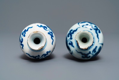 Drie blauw-witte Delftse vaasjes en een chinoiserie kan, 17/18e eeuw