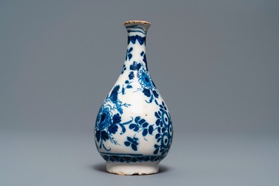 Trois vases et une verseuse en fa&iuml;ence de Delft bleu et blanc, 17/18&egrave;me