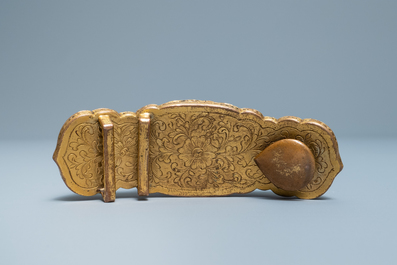 Un boucle de ceinture en bronze dor&eacute; incrust&eacute; d'un perle baroque en nacre et de quartz rose, Ming