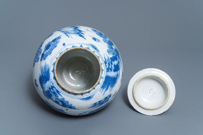 Een blauw-witte Delftse dekselvaas met chinoiserie decor, 2e helft 17e eeuw