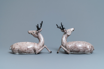 Une paire de grands mod&egrave;les de cerfs en porcelaine de Chine aubergine monochrome, 18/19&egrave;me